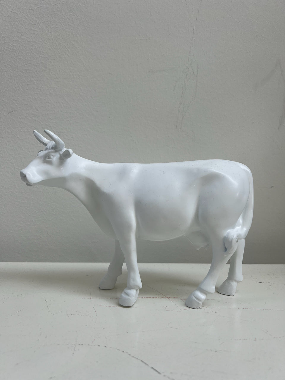 Vache blanche en résine H15 cm Kuhtag — photo réelle