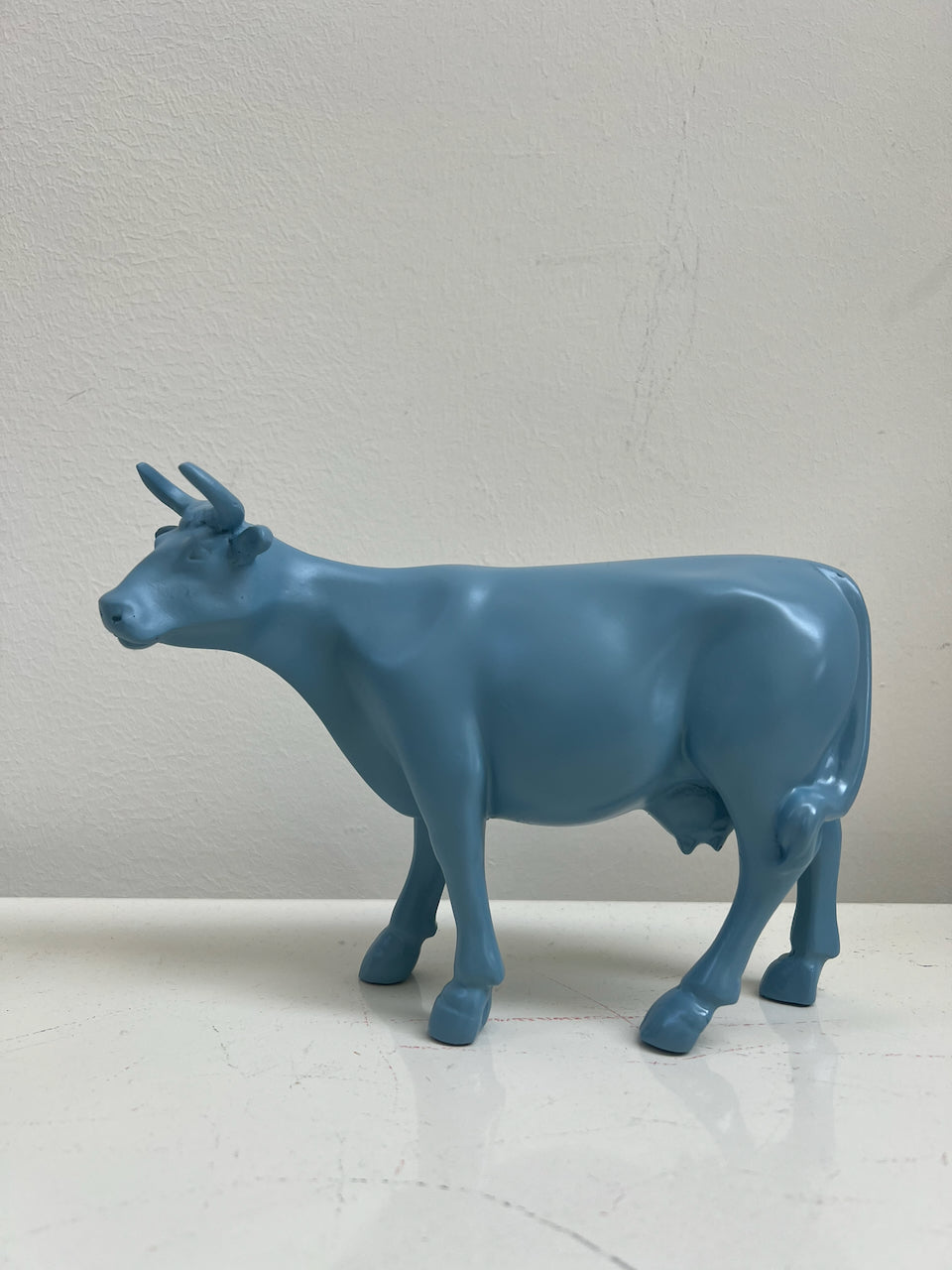 Vache bleu ardoise en résine H15 cm Kuhtag — photo réelle