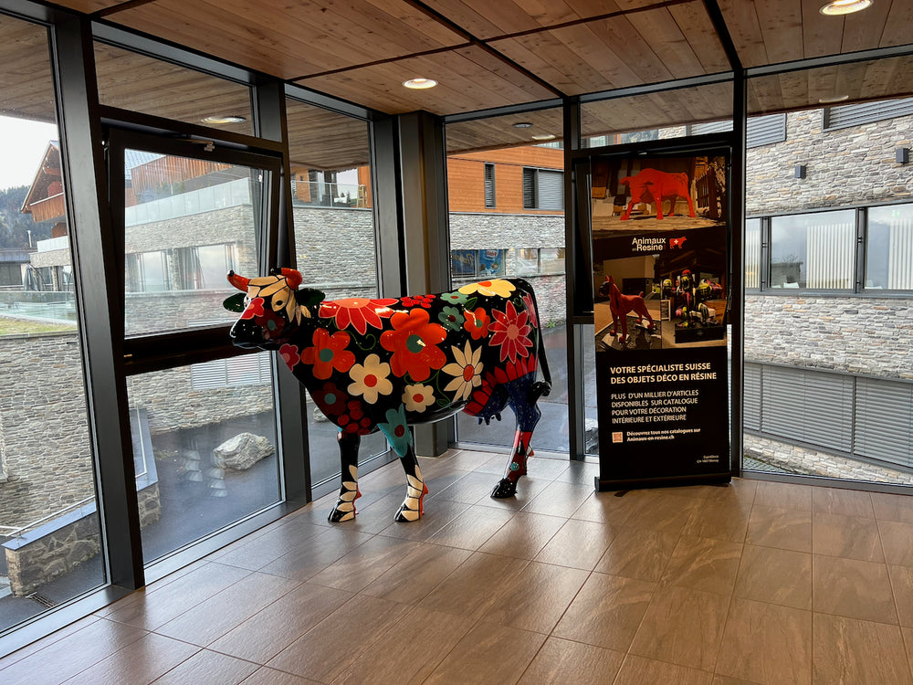 Vache Kuhtag à fleurs dans le lobby d’un hôtel