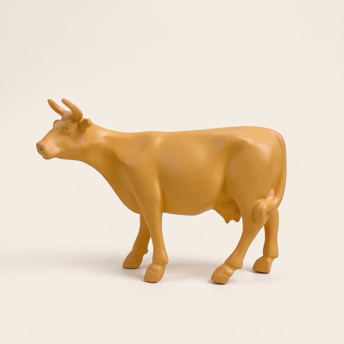 Vache jaune moutarde en résine H15 cm Kuhtag — photo studio
