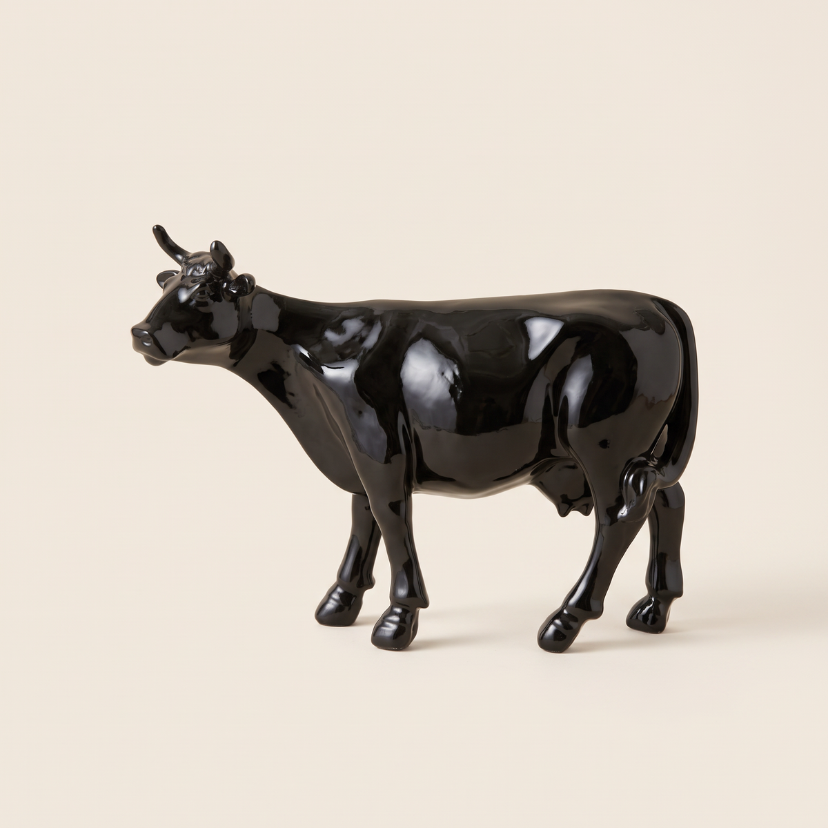 Vache noire brillante en résine H15 cm Kuhtag — photo studio
