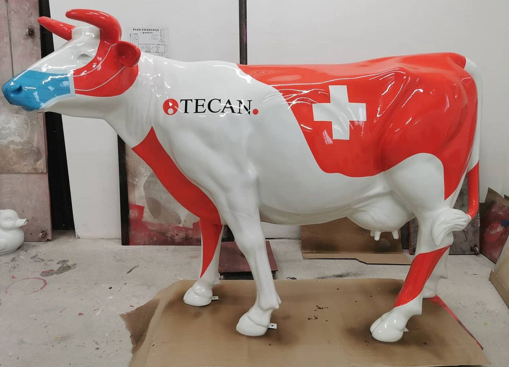 Vache Kuhtag à croix suisse personnalisée au logo d’une entreprise