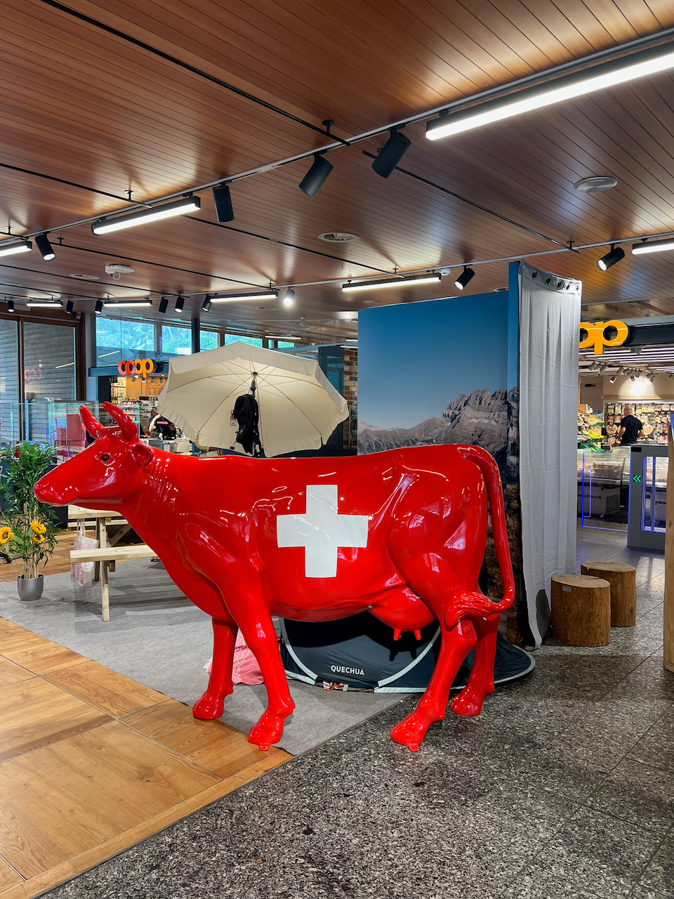 Vache Kuhtag à croix suisse dans un centre commercial