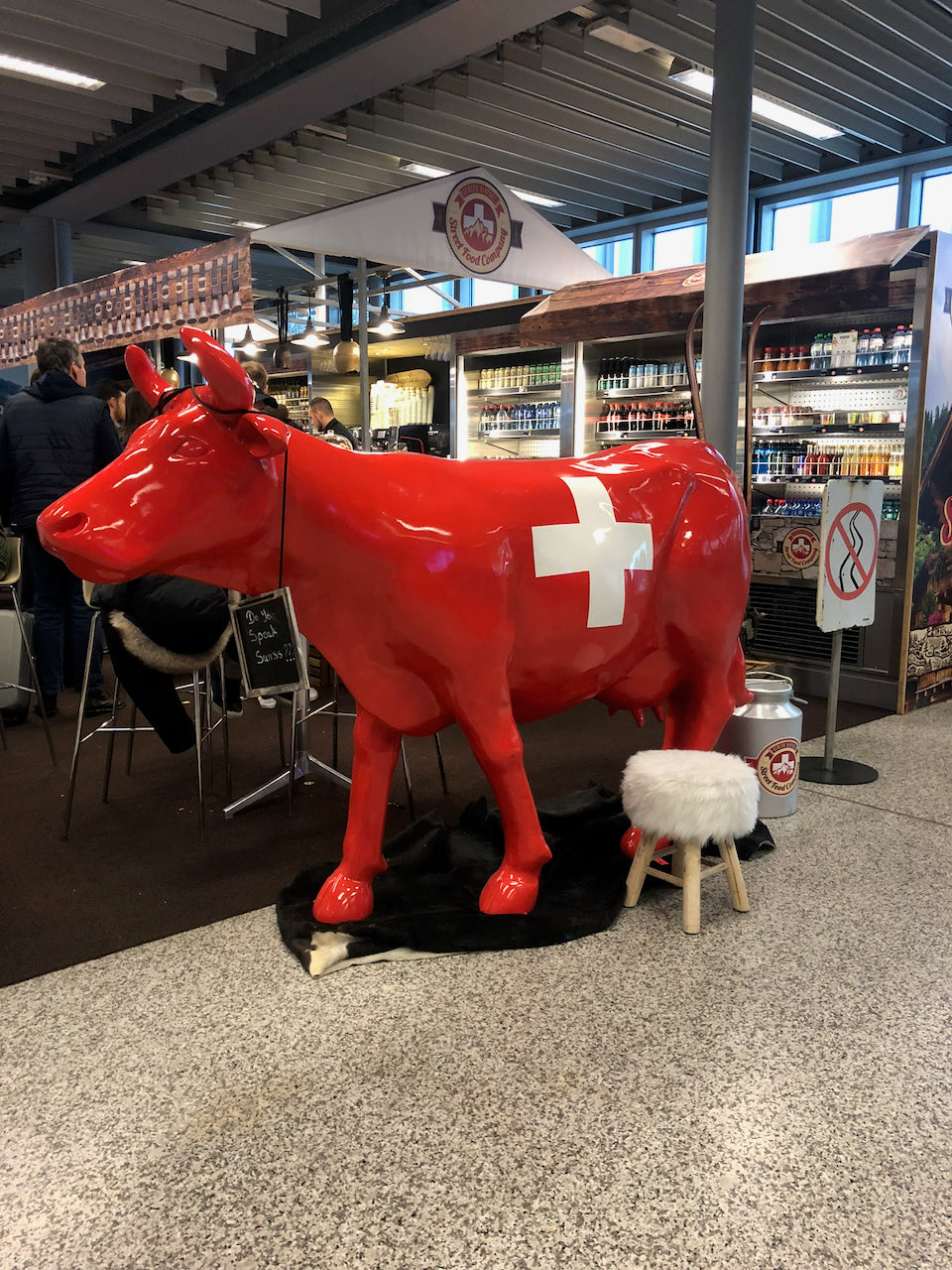 Vache Kuhtag à croix suisse dans un restaurant