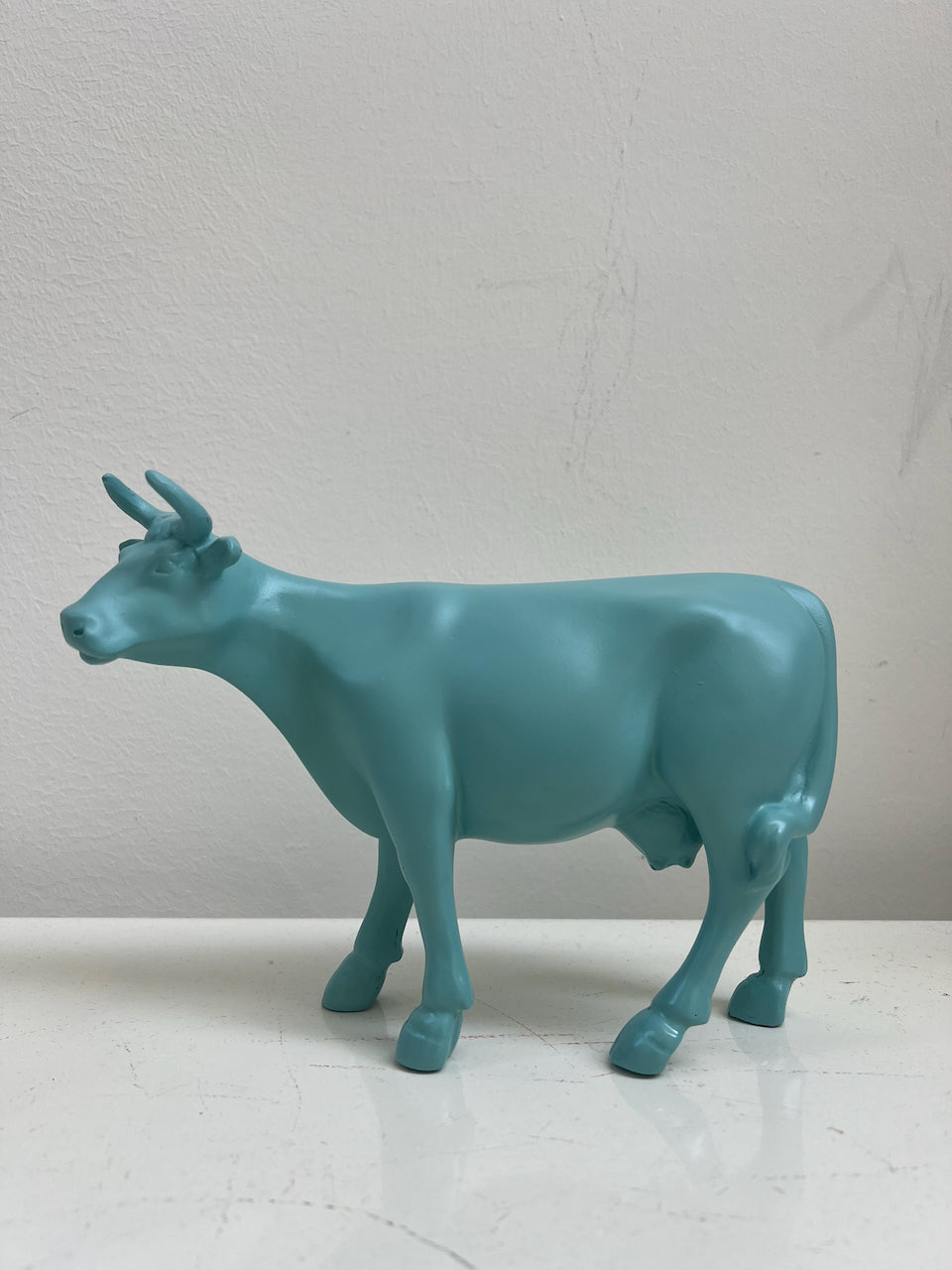 Vache turquoise en résine H15 cm Kuhtag — photo réelle