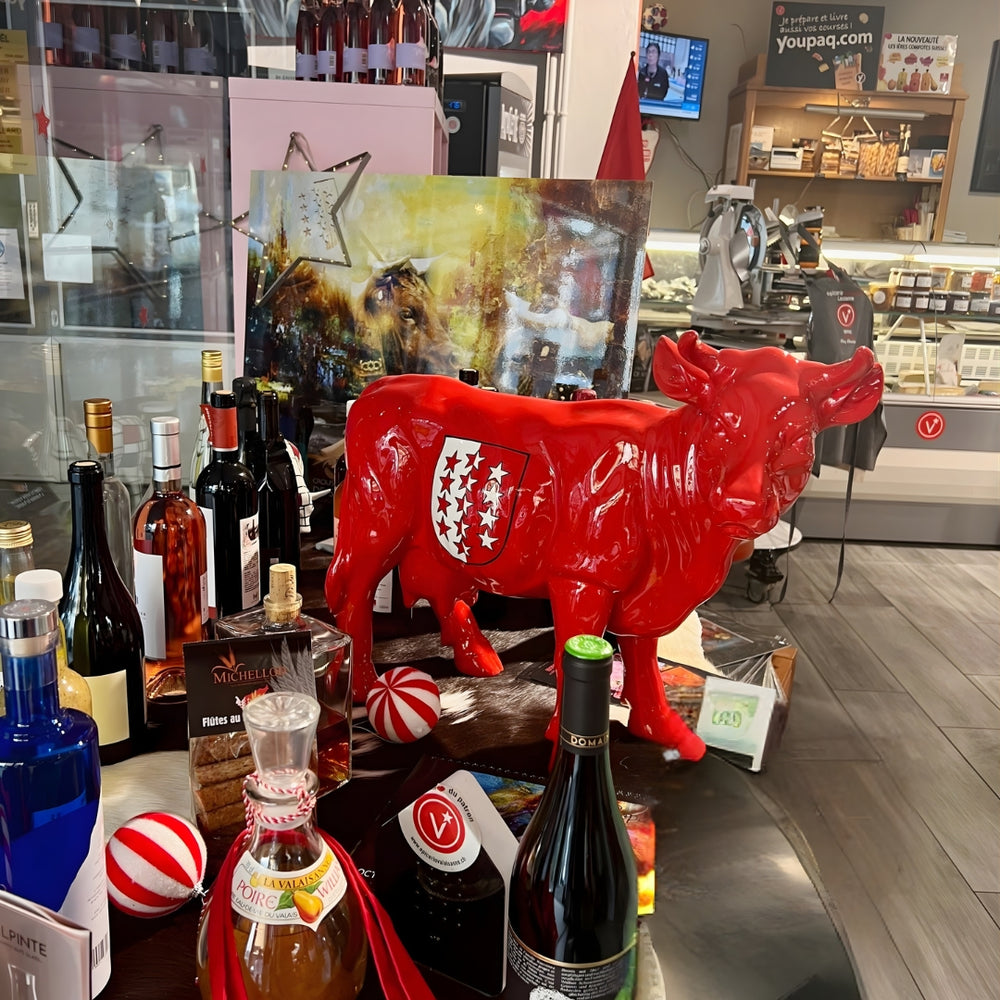 Vache Kuhtag aux couleurs du Valais dans une épicerie fine