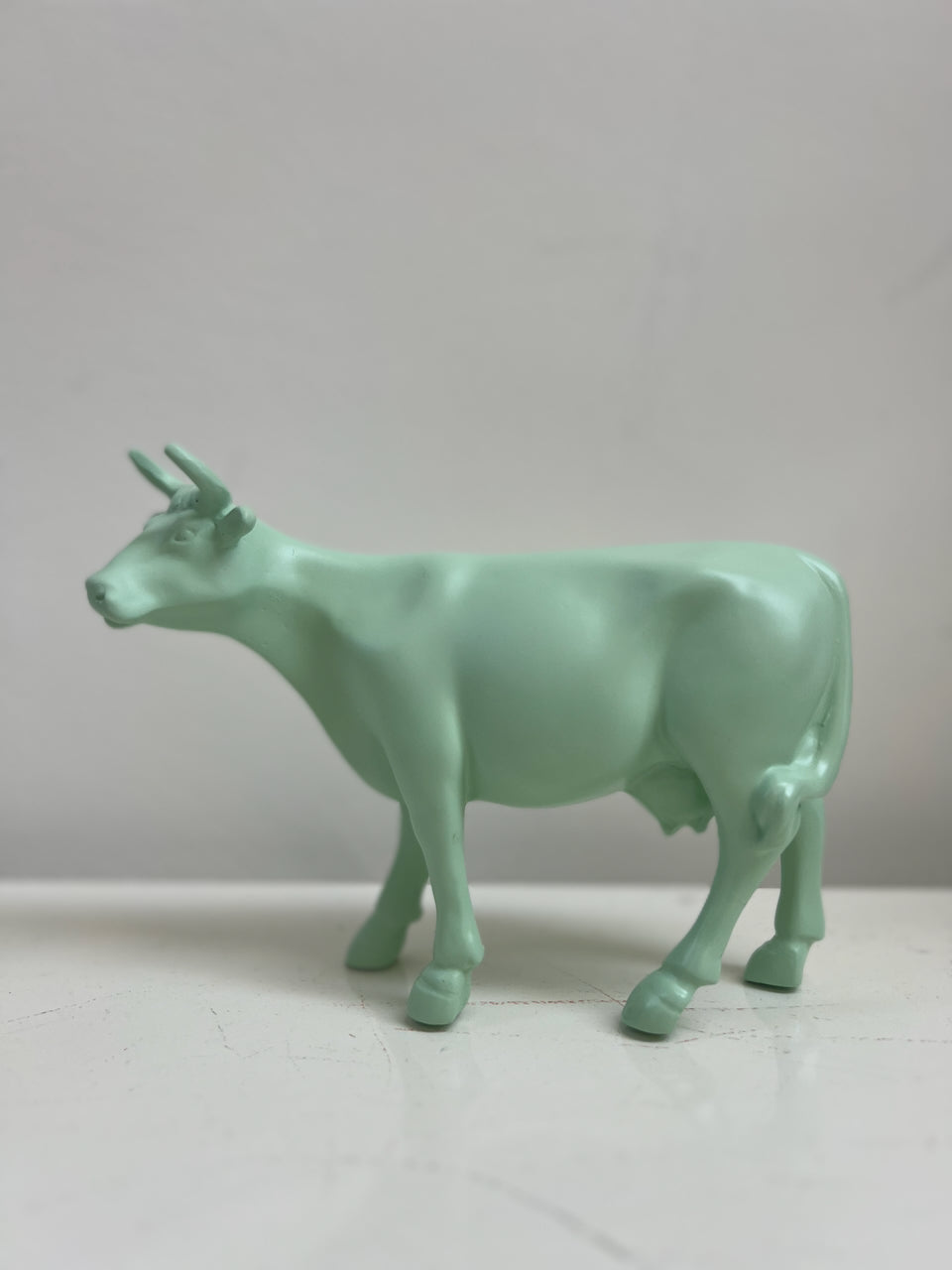 Vache vert menthe en résine H15 cm Kuhtag — photo réelle